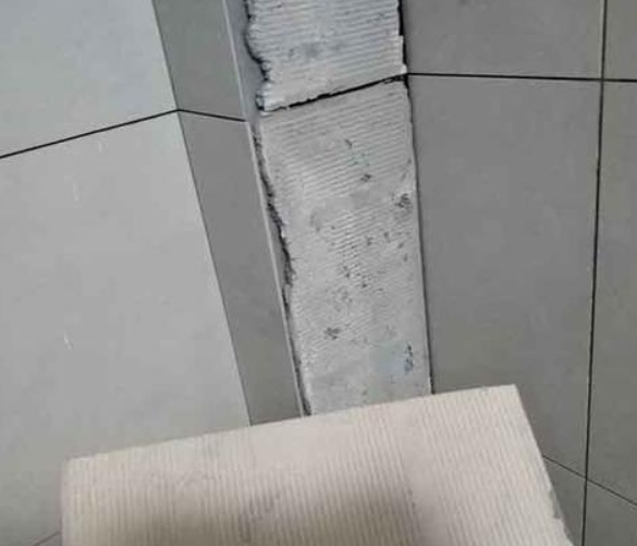 康保瓷砖空鼓维修公司分享下厨房瓷砖脱落的补救措施。